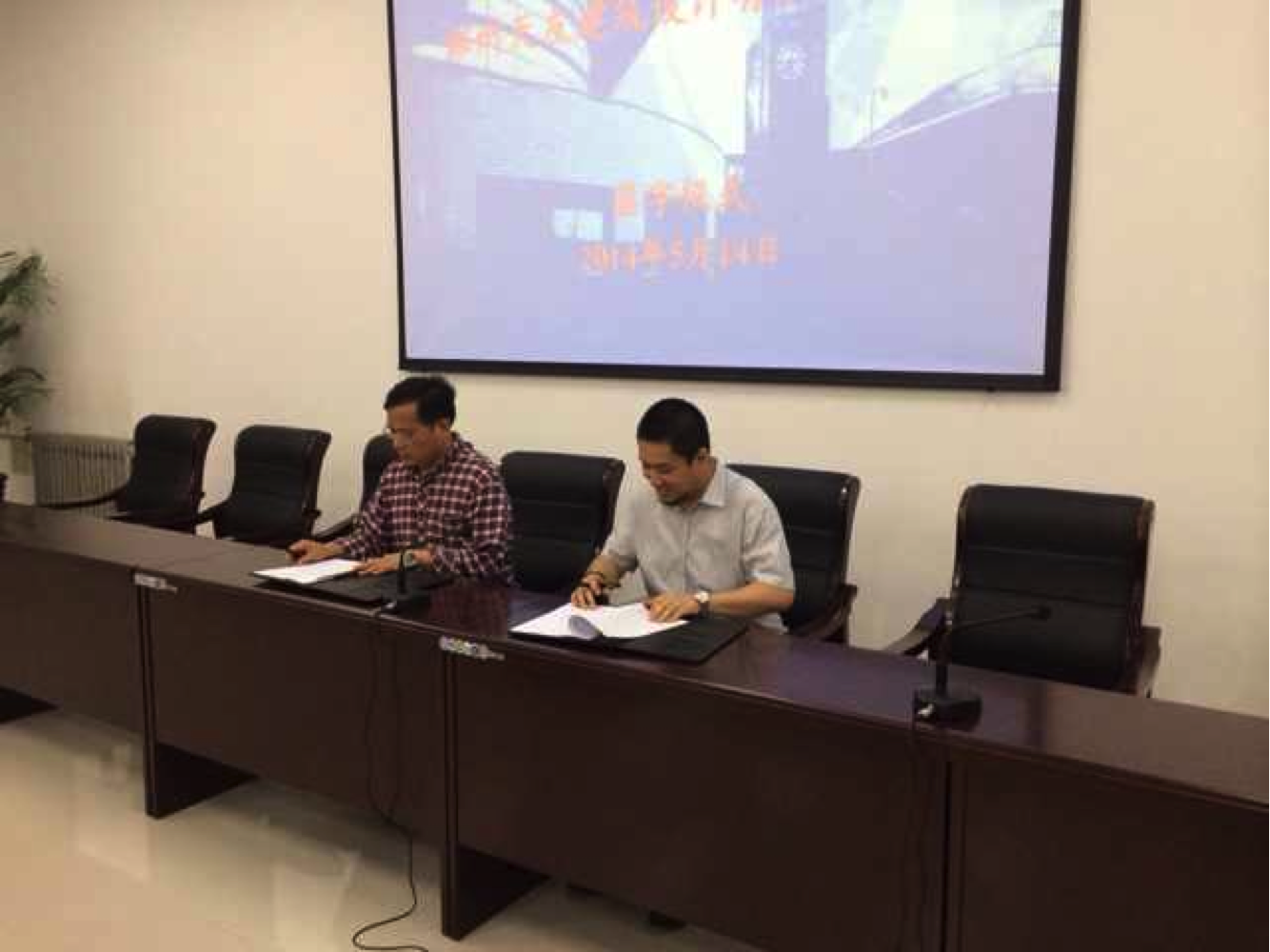 說(shuō)明: http://www.m.hhhtoffice.cn/uploads/allimg/140902/1-140Z22102312J.JPG